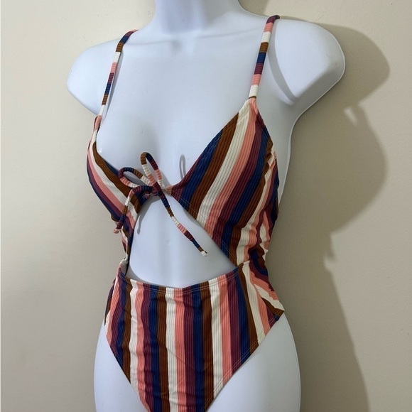 Xhilaration sz med swim suit in a stripe From the front it looks like a 2 piece - Picture 10 of 12